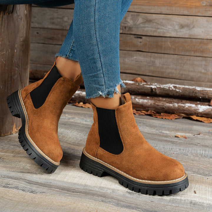Livana braune Chelsea Stiefeletten, schräge Ansicht am Fuss