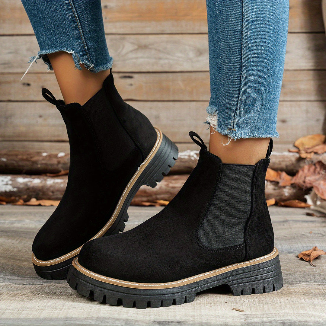 Livana schwarze Chelsea Stiefeletten, Seitenansicht am Fuss