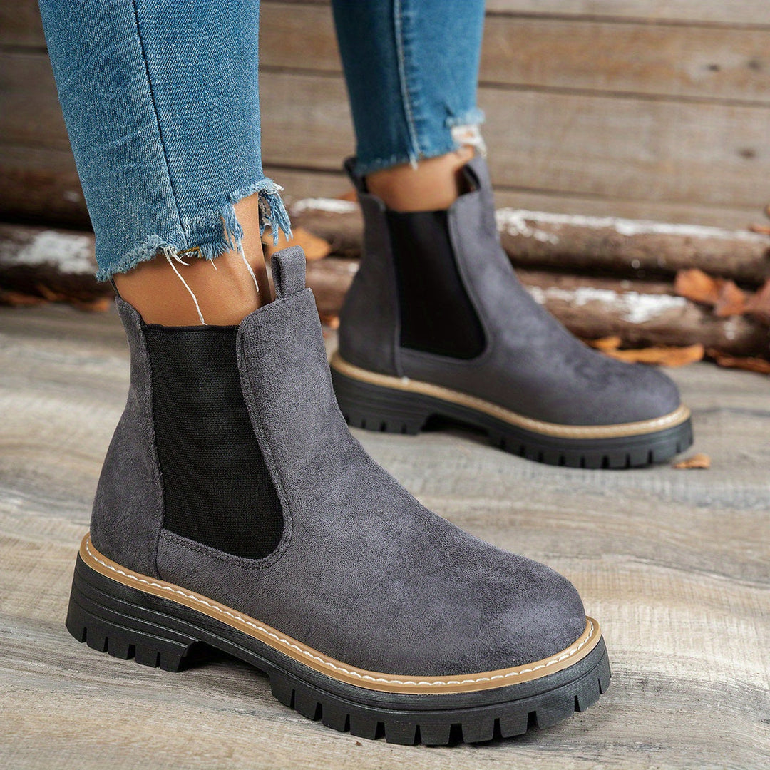 Livana graue Chelsea Stiefeletten, Seitenansicht am Fuss