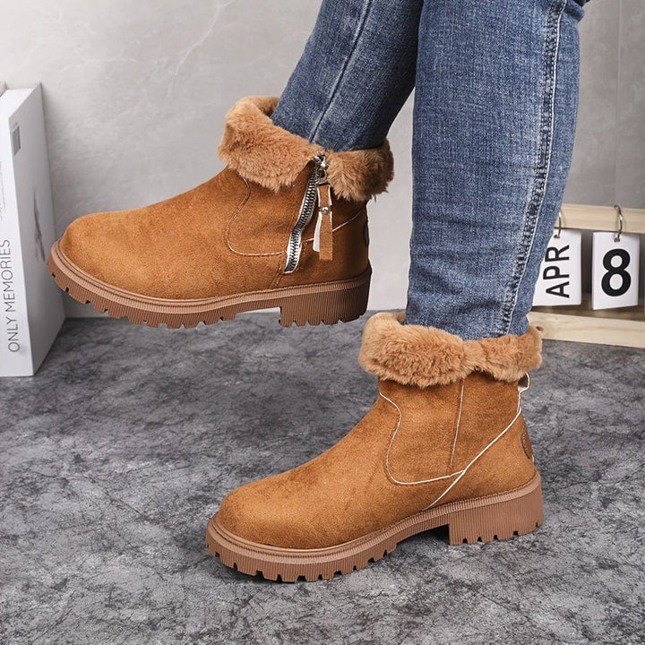 Livia Ankle Boot in Cognac mit umgeschlagenem Fellrand, Detailansicht