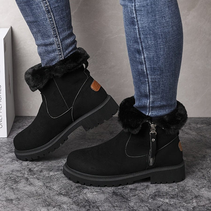 Livia fellgefütterte Winterstiefel in Schwarz, getragen mit Jeans