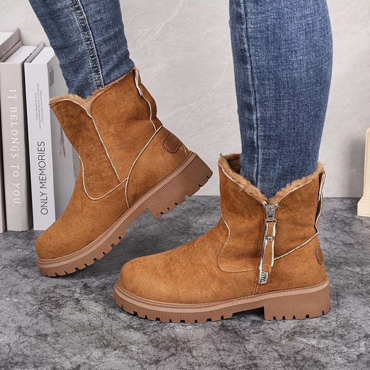 Livia Ankle Boot in Cognac, Nahaufnahme des Reissverschlusses
