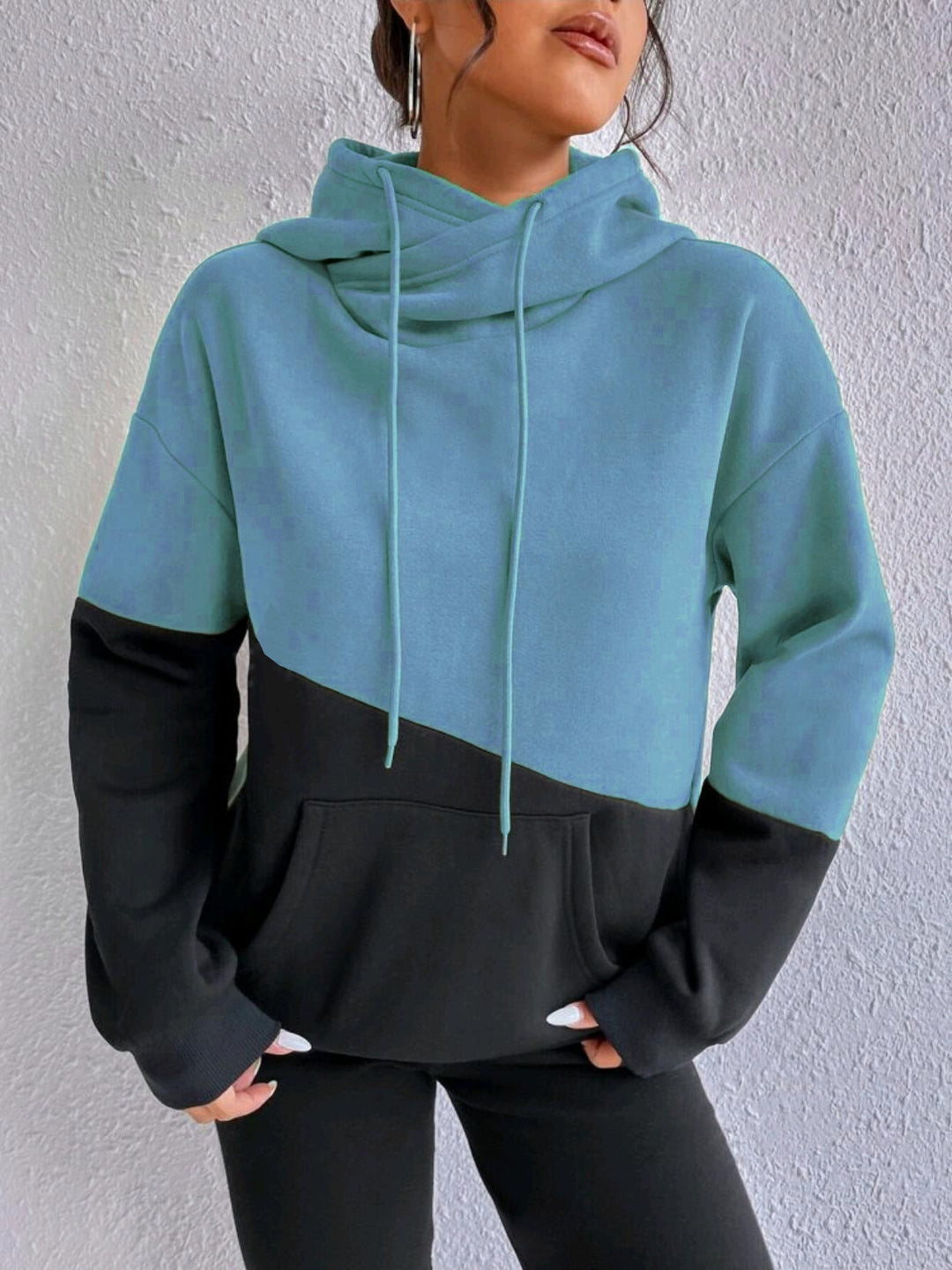 Meret Colorblock Hoodie mit Cowl-Neck in Blau-Schwarz, Nahaufnahme