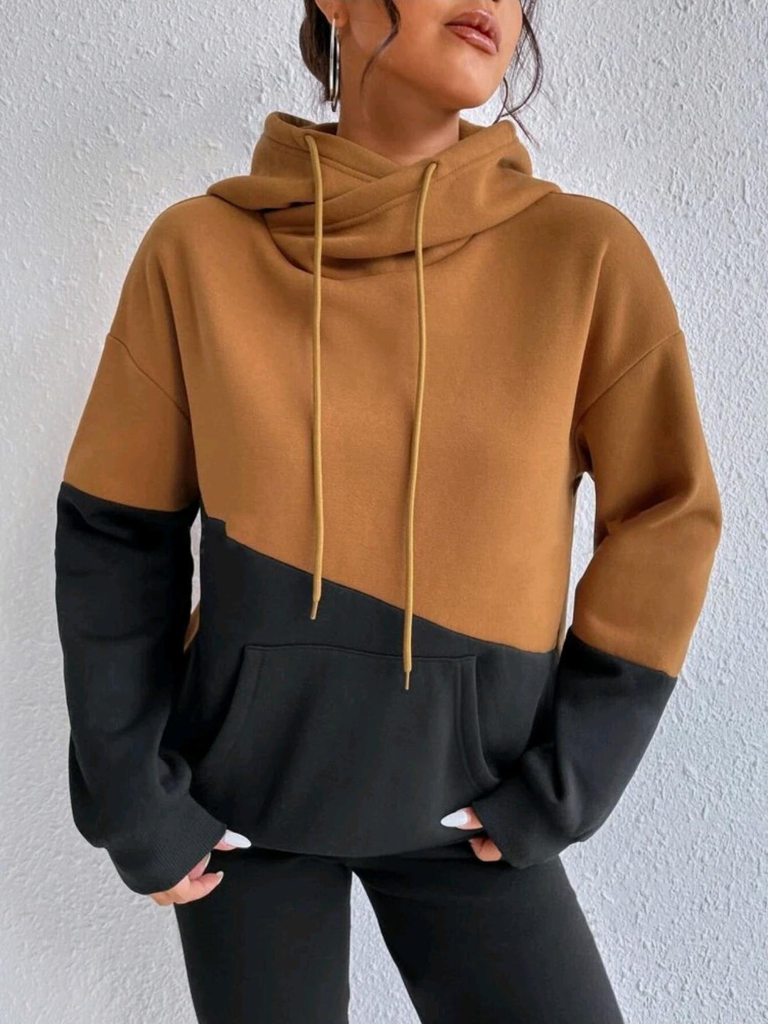Meret Colorblock Hoodie mit Cowl-Neck in Braun-Schwarz, Nahaufnahme