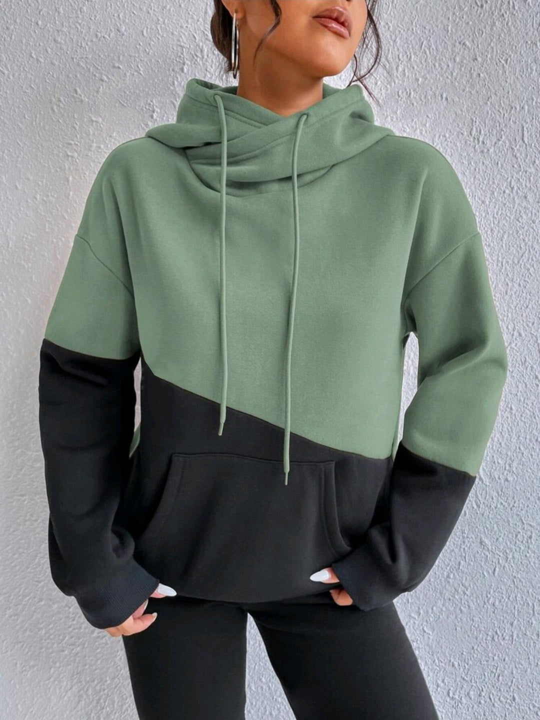 Meret Colorblock Hoodie mit Cowl-Neck in Grün-Schwarz, Nahaufnahme