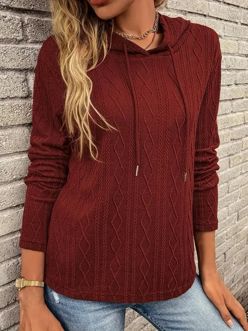 Meret Kapuzenpullover mit Zopfmuster, Frontansicht am Modell