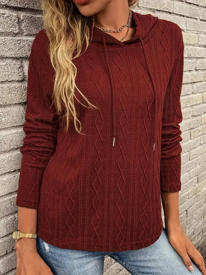 Meret Kapuzenpullover mit Zopfmuster, Frontansicht am Modell
