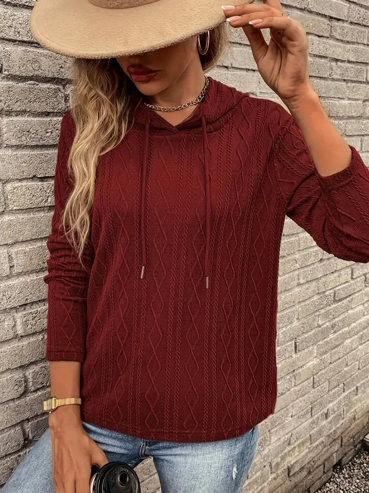 Meret Kapuzenpullover Ganzkörperansicht mit Jeans