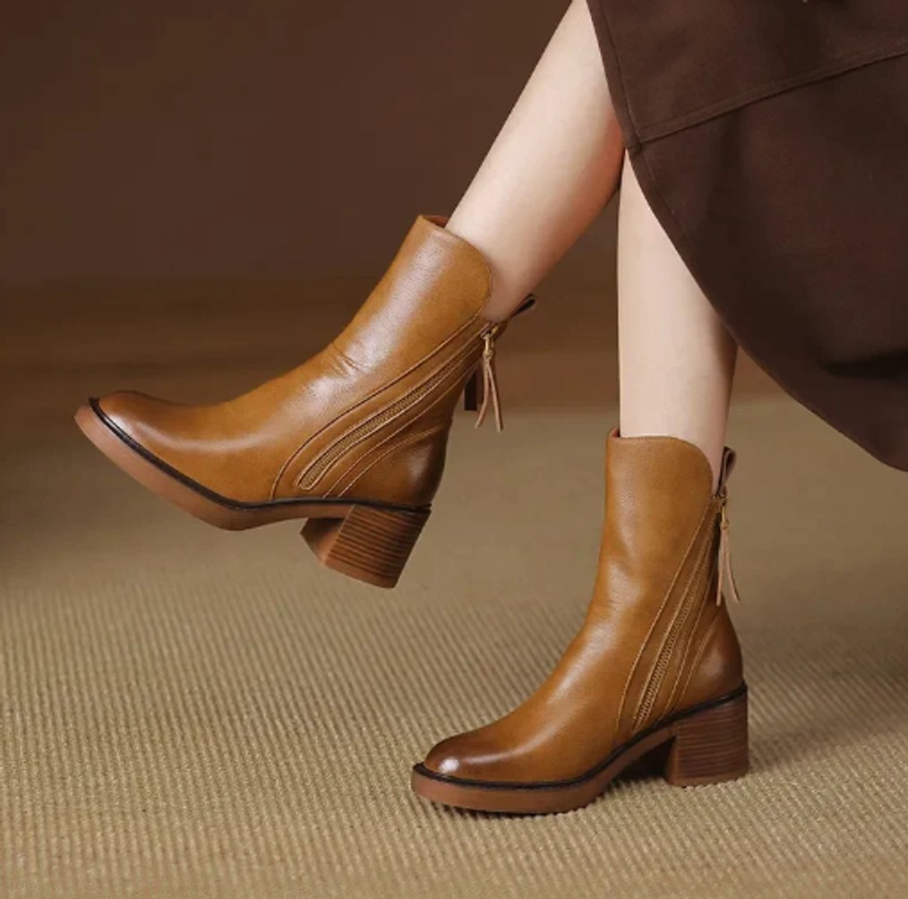 Milena Leder Ankle Boots am Fuss, seitliche Ansicht mit Reissverschluss