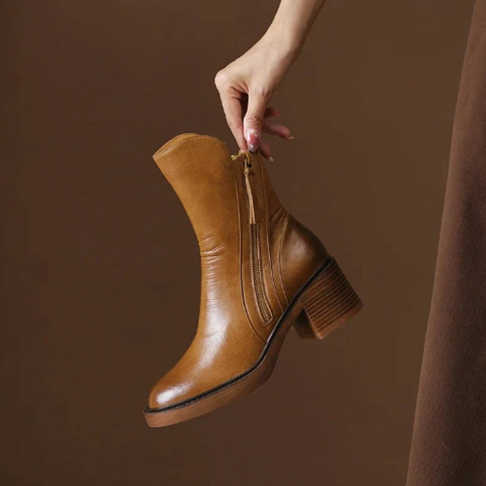 Milena Ankle Boots in der Hand gehalten, Detailansicht Blockabsatz