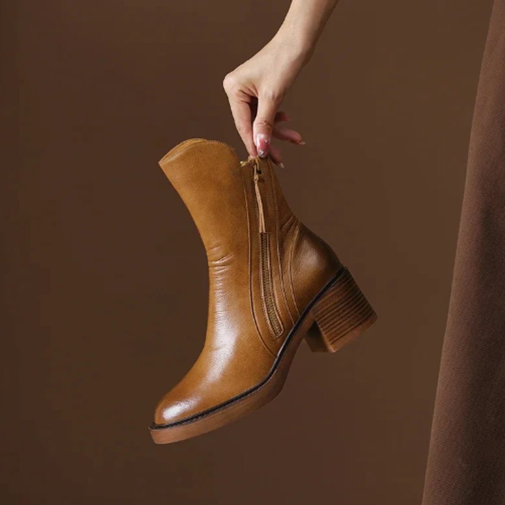 Milena Ankle Boots in der Hand gehalten, Detailansicht Blockabsatz
