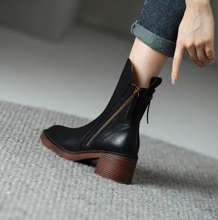 Milena schwarze Ankle Boots am Fuss, Rückansicht mit Reissverschluss