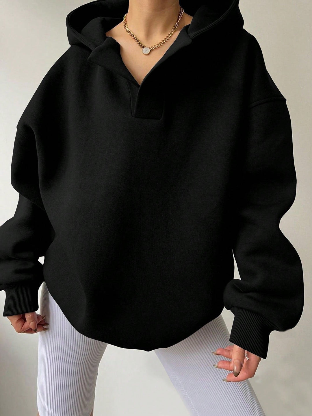 Nadja Oversized Hoodie in Schwarz, Vorderansicht
