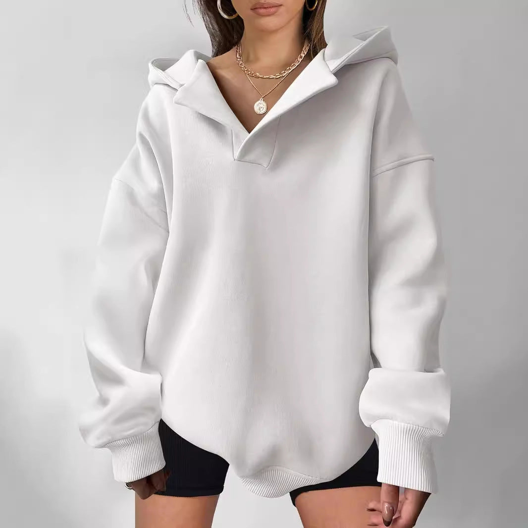 Nadja Oversized Hoodie in Weiss, Vorderansicht mit Kragen-Ausschnitt