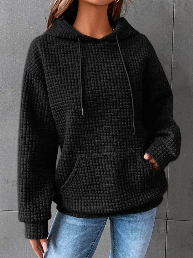 Odina Waffelstrick Kapuzenpullover in Schwarz, Vorderansicht mit Kordelzug