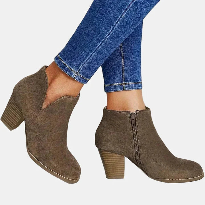 Rieke Ankle Boots mit V-Ausschnitt, seitliche Ansicht im Gehen