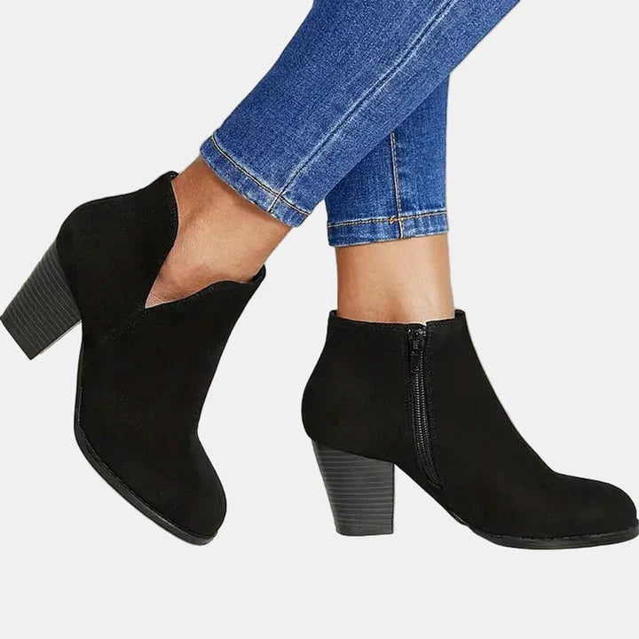 Rieke Ankle Boots in Schwarz, seitliche Ansicht im Gehen