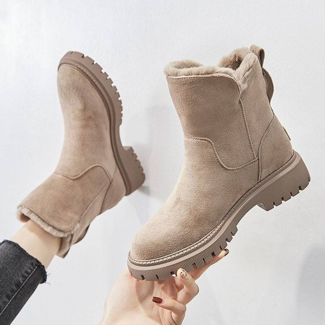 Romina gefütterte Slip-On Ankle Boots, hängend in der Hand gehalten, Vorder- und Rückansicht