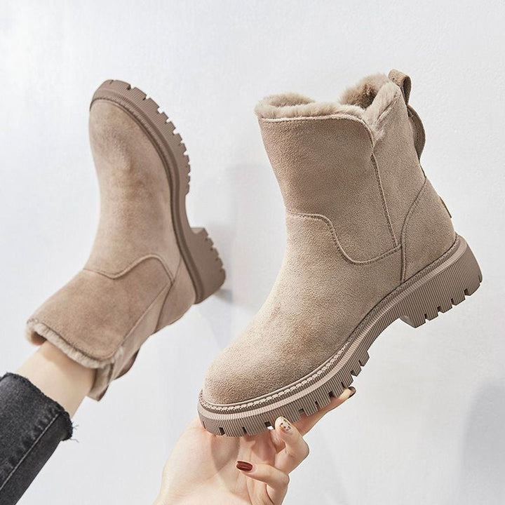 Romina gefütterte Slip-On Ankle Boots, hängend in der Hand gehalten, Vorder- und Rückansicht