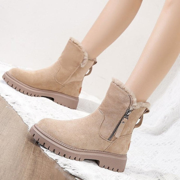 Romina Ankle Boots in Beige, an den Füssen getragen mit Nahaufnahme der Sohle