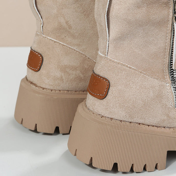 Nahaufnahme der Fersenpartie und des Markenlabels von Romina Ankle Boots