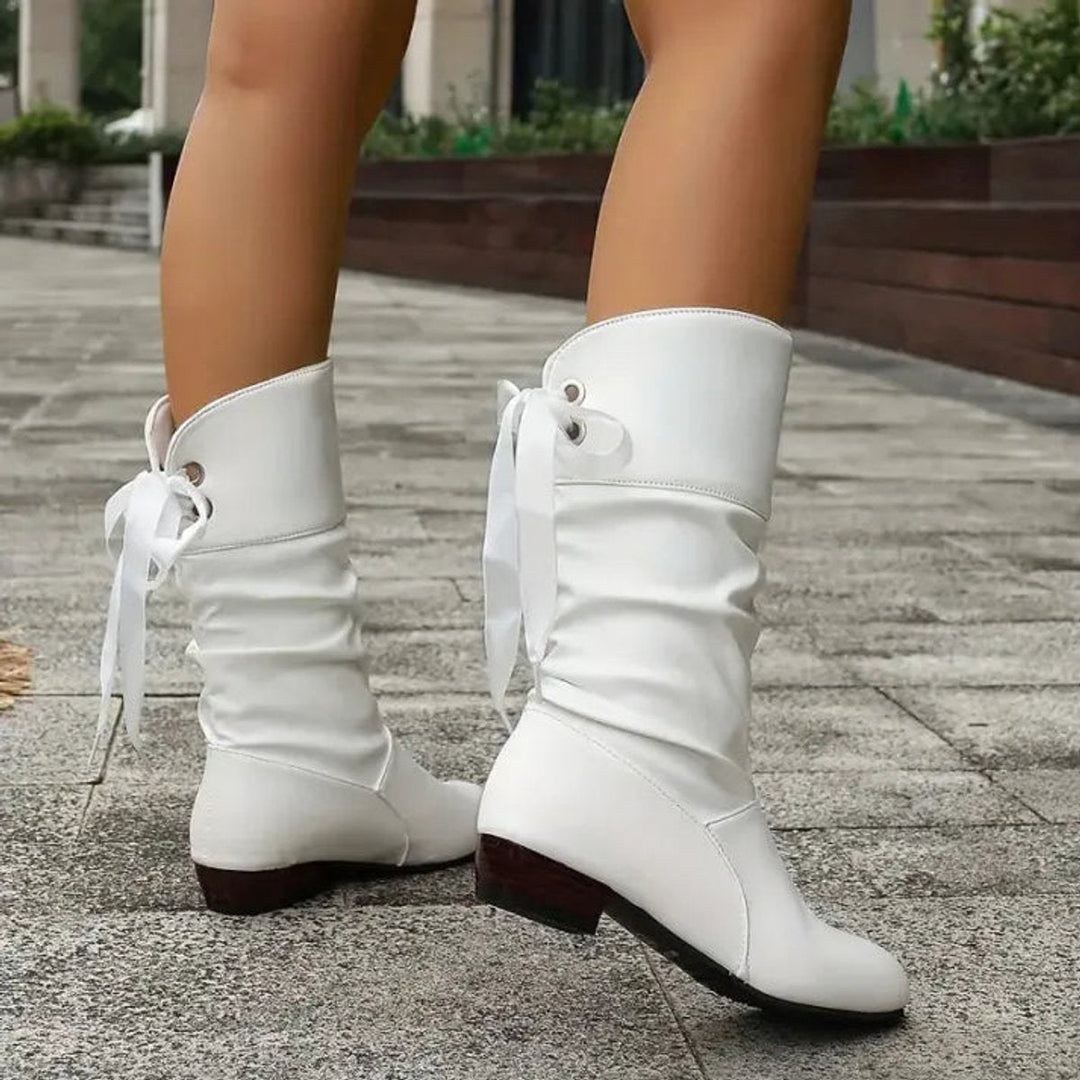 Weisse wadenhohe Stiefel mit Schnürung, Rückansicht im Gehen