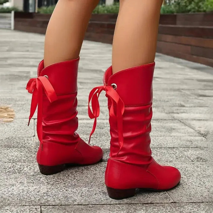 Rote Stiefel mit Schleifenband, Rückansicht