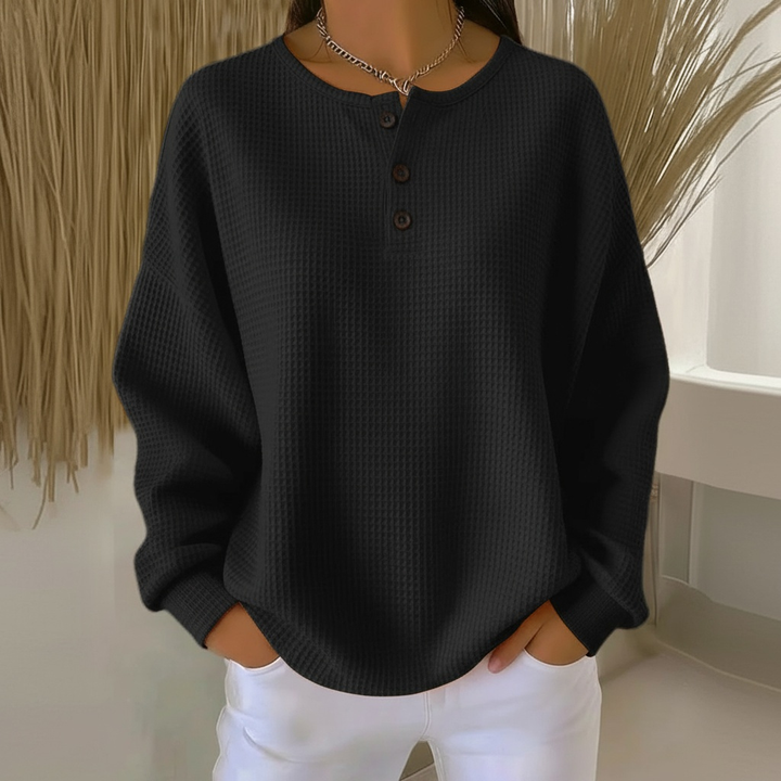 Runa schwarzer Oversize Waffelpullover mit Knopfleiste, Vorderansicht