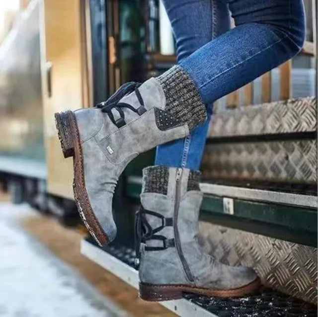 Sanna Mid-Calf Boots mit Strickbündchen in Grau, beide Füsse