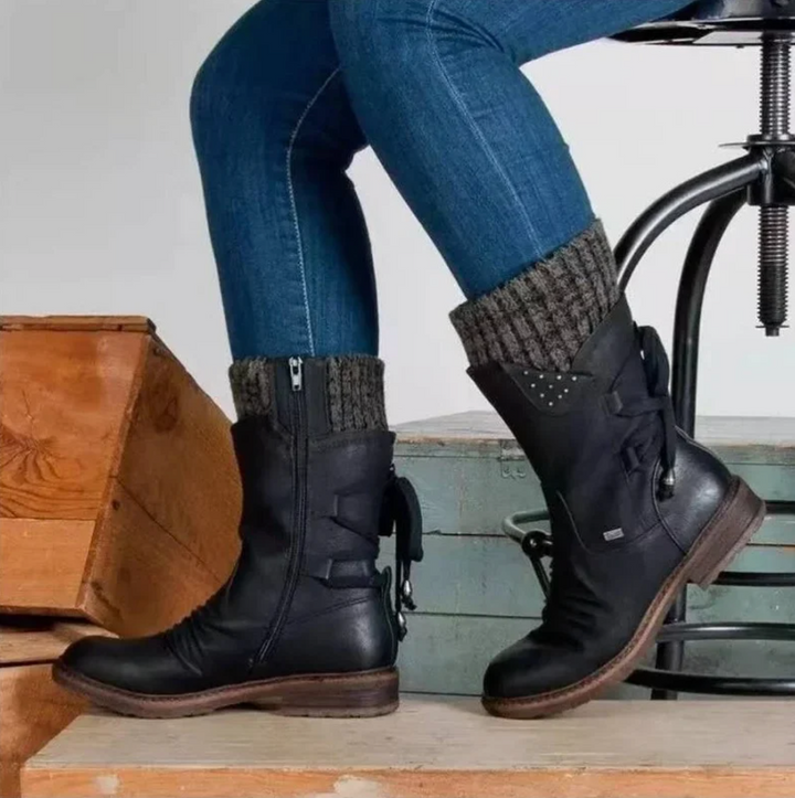 Sanna Mid-Calf Boots in Schwarz, beide Füsse seitlich