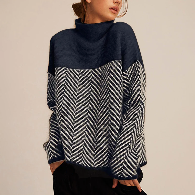 Selina Rollkragen Oversize Pullover mit Zopfmuster in Marineblau, Seitenansicht