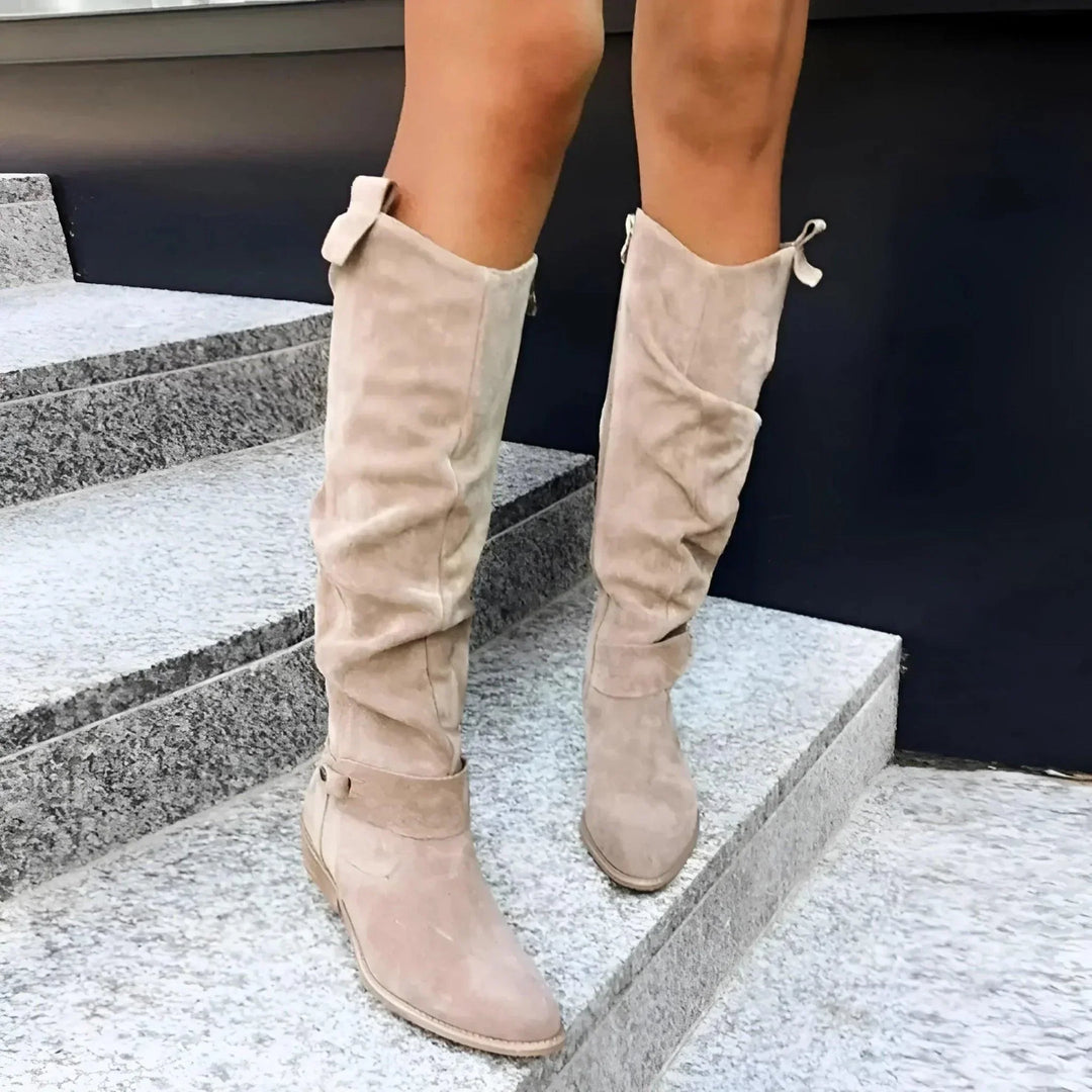 Selina Stiefel auf Steintreppe, Detailaufnahme