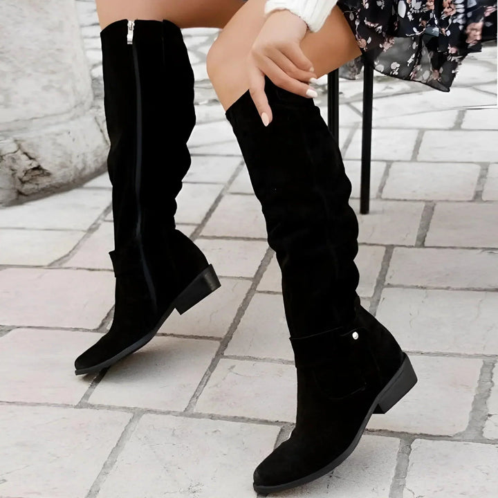 Selina Stiefel in Schwarz, Nahaufnahme beim Sitzen
