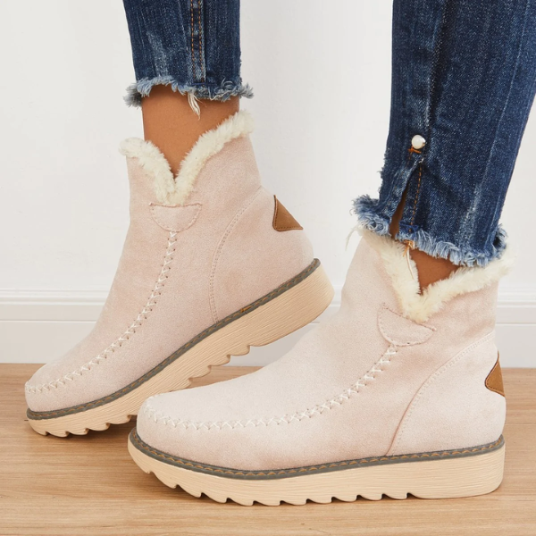 Selina Ankle Boots mit Fellkragen in Rosé, Seitenansicht getragen mit Jeans