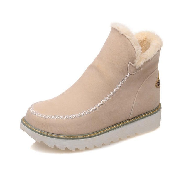 Selina Ankle Boots in Rosé, auf Holztisch platziert