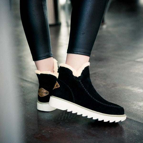 Selina Ankle Boots in Schwarz, getragen mit Leggings