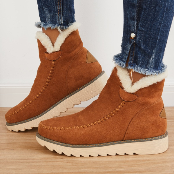 Selina Ankle Boots mit Fellkragen in Cognac, Seitenansicht getragen