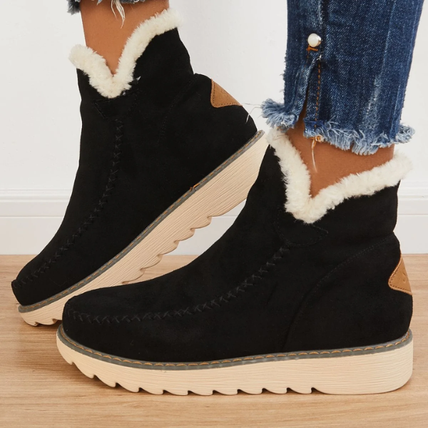Selina Ankle Boots mit Fellkragen in Schwarz, Seitenansicht getragen