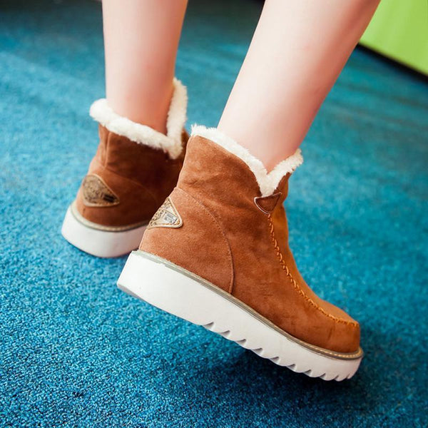 Selina Ankle Boots in Cognac, freigestellt auf Holzboden