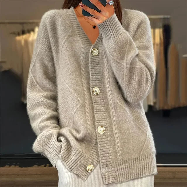 Selina Zopfmuster Strickjacke mit Knopfleiste, Vorderansicht in Beige