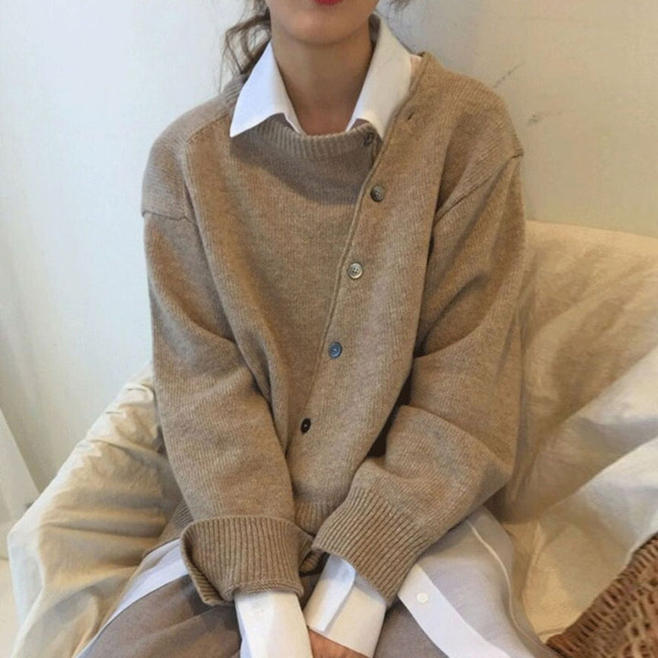 Solveig asymmetrischer Cardigan in Beige mit weissem Hemdkragen, Vorderansicht sitzend