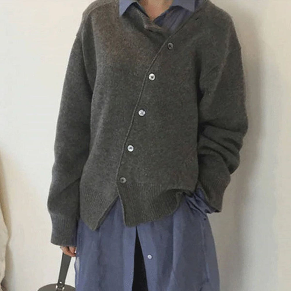 Solveig asymmetrischer Cardigan in Grau, Frontansicht stehend