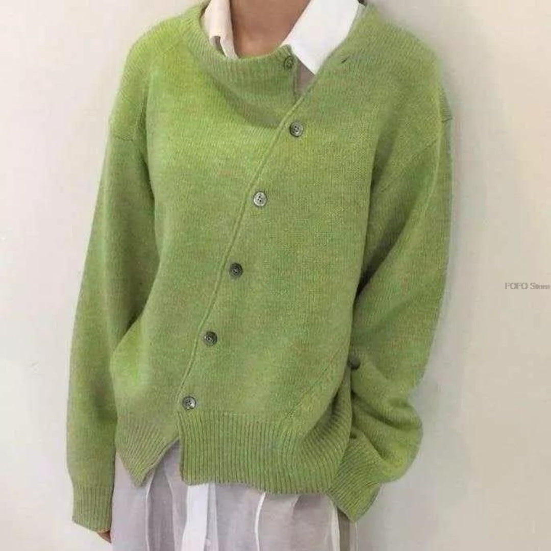 Solveig asymmetrischer Cardigan in Grün mit weissem Hemdkragen, Nahaufnahme Knopfleiste