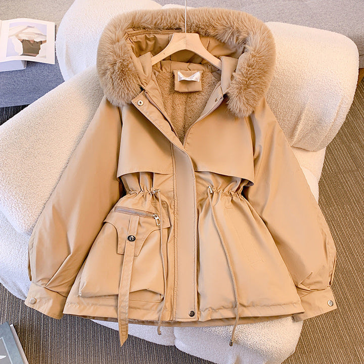 Talina Winterjacke in Khaki mit Fellkapuze, aufgehängt