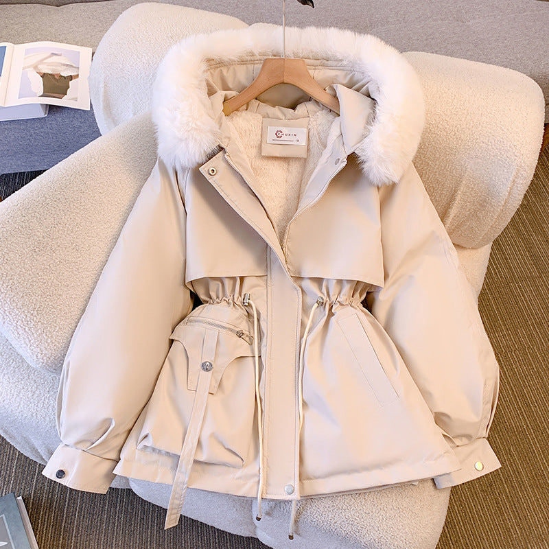 Talina Winterjacke in Beige mit Fellkapuze, aufgehängt