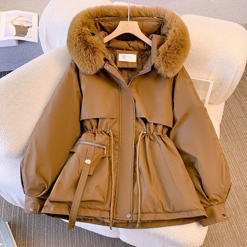 Talina Winterjacke in Kaffeebraun mit Fellkapuze, aufgehängt