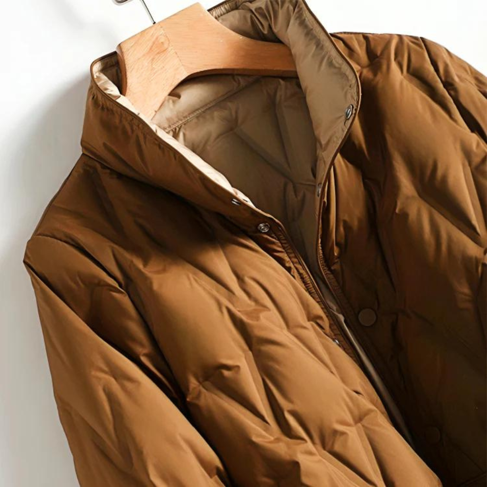 Detailansicht Stehkragen und Steppmuster der Talina Winterjacke in Braun