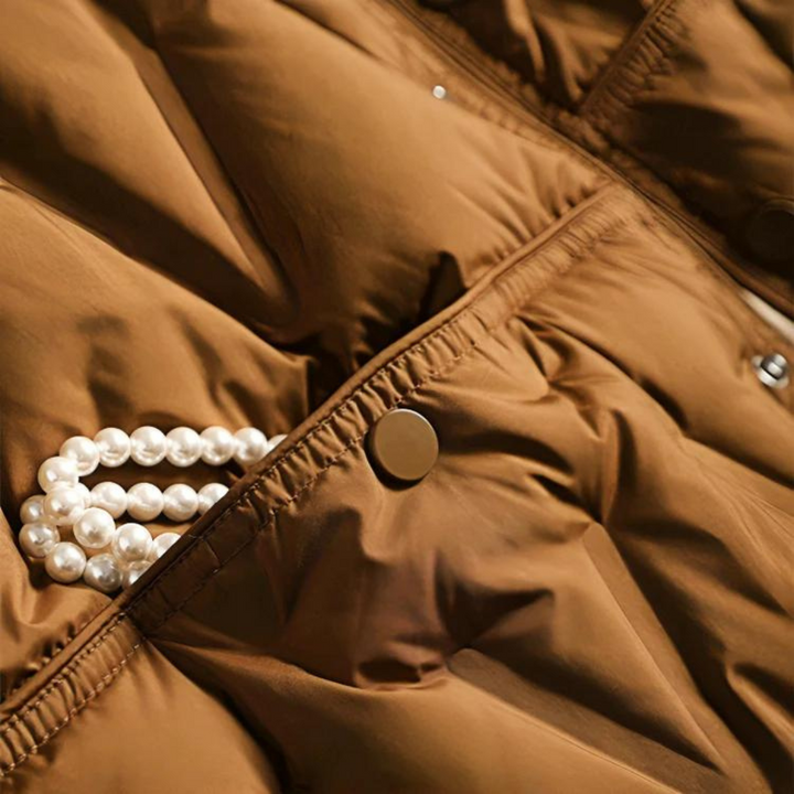 Nahaufnahme Taillenband mit Perlenkette der Talina Winterjacke