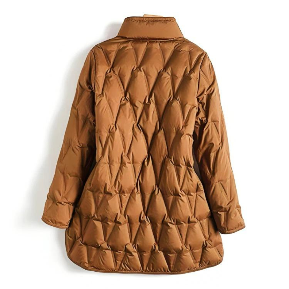 Rückansicht der Talina Winterjacke mit Rautensteppmuster