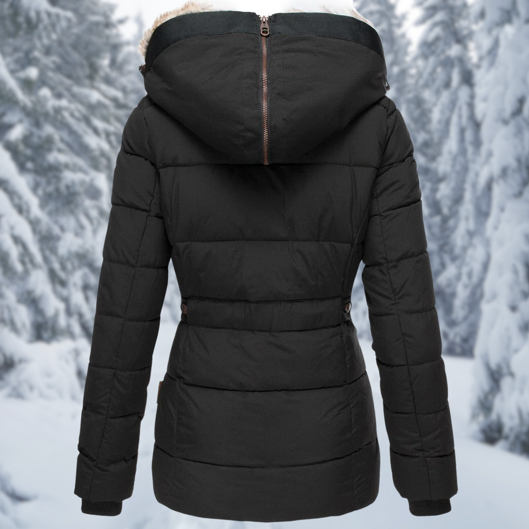 Verena Winterjacke Rückansicht mit Kapuze geschlossen in Schwarz